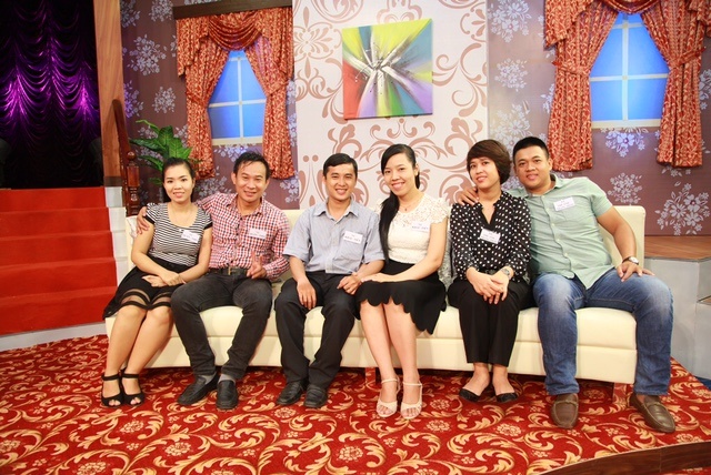Ba cặp vợ chồng hào hứng tham gia chương trình.