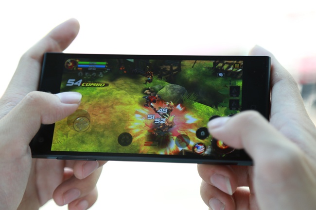 Màn hình hiển thị tốt nhưng tương đối bám vân tay.