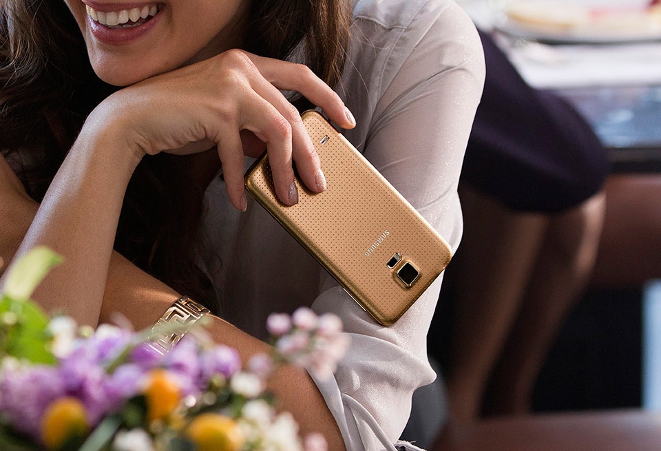   Galaxy S5 màu vàng giúp bạn gái thể hiện sự thanh lịch, nữ tính của mình.