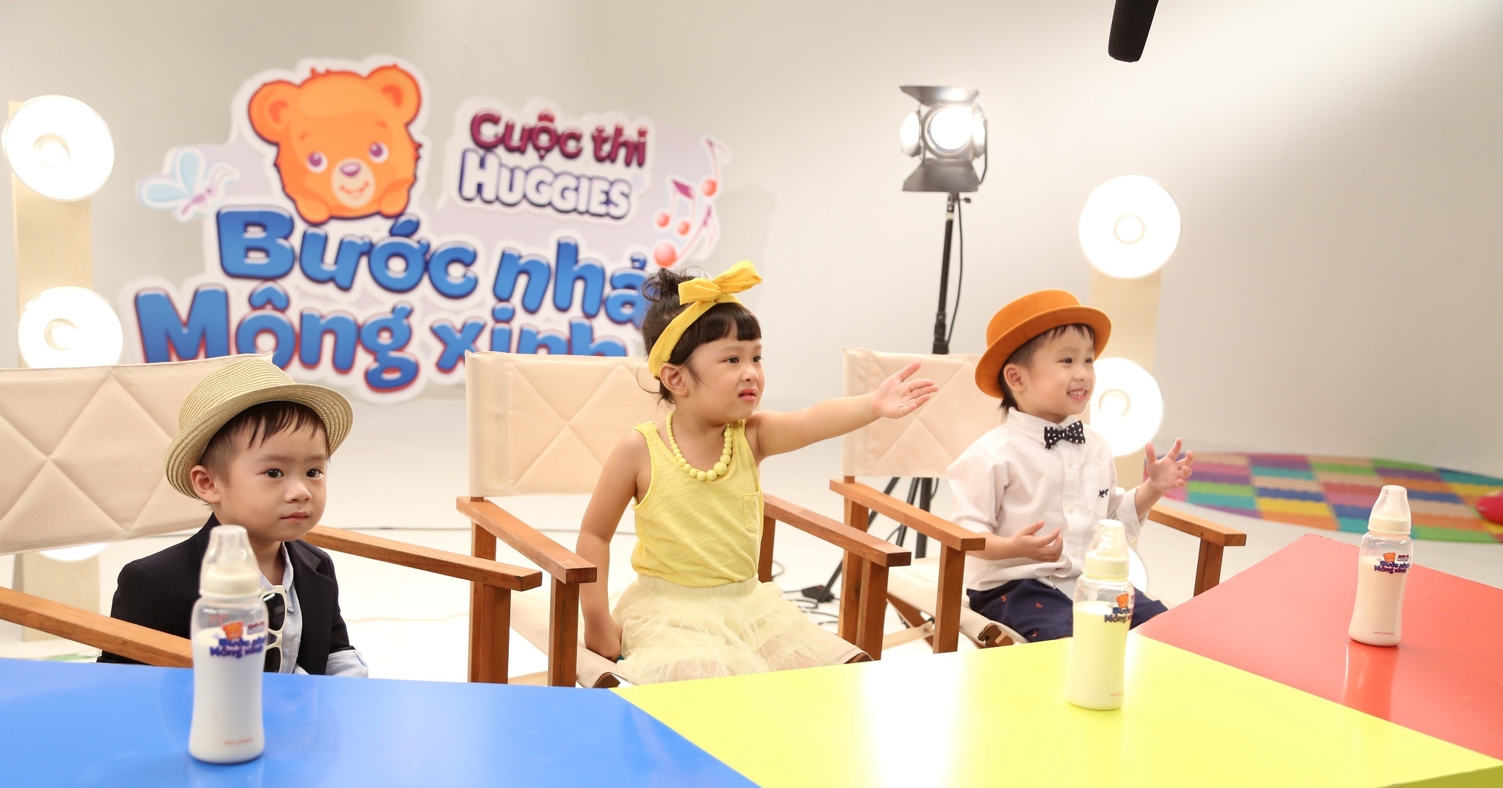 Có cá tính riêng nhưng cả ba vị giám khảo nhí đều hòa đồng, thân thiện và rất ăn ý khi ngồi “ghế nóng”.