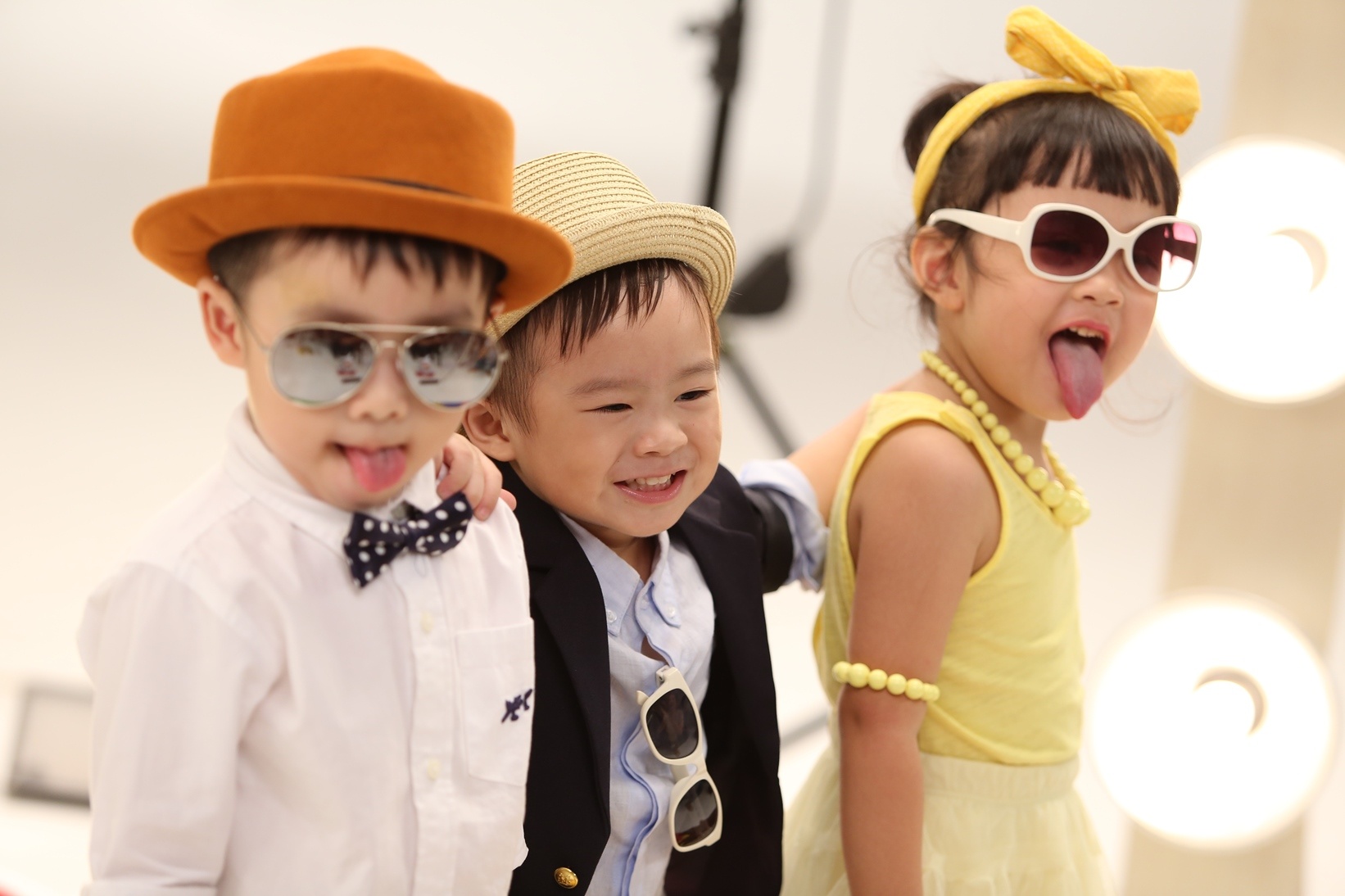 Tuy mới gặp nhau lần đầu nhưng cả ba nhóc tì làm quen với nhau rất nhanh.