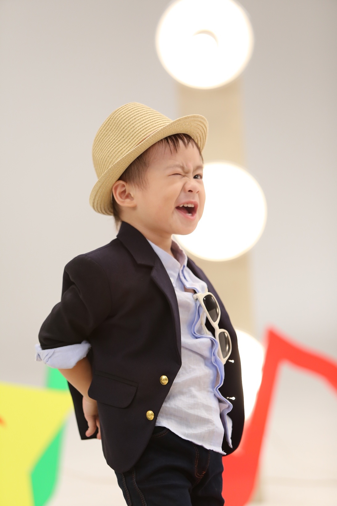 Là anh trai của cô em gái Cherry nên dù mới 3 tuổi, Rio tỏ ra rất chững chạc và am hiểu về các em bé. Đây là lý do khiến nhóc tì nhà Lý Hải – Minh được lựa chọn ngồi “ghế nóng” cuộc thi Huggies Bước nhảy mông xinh.