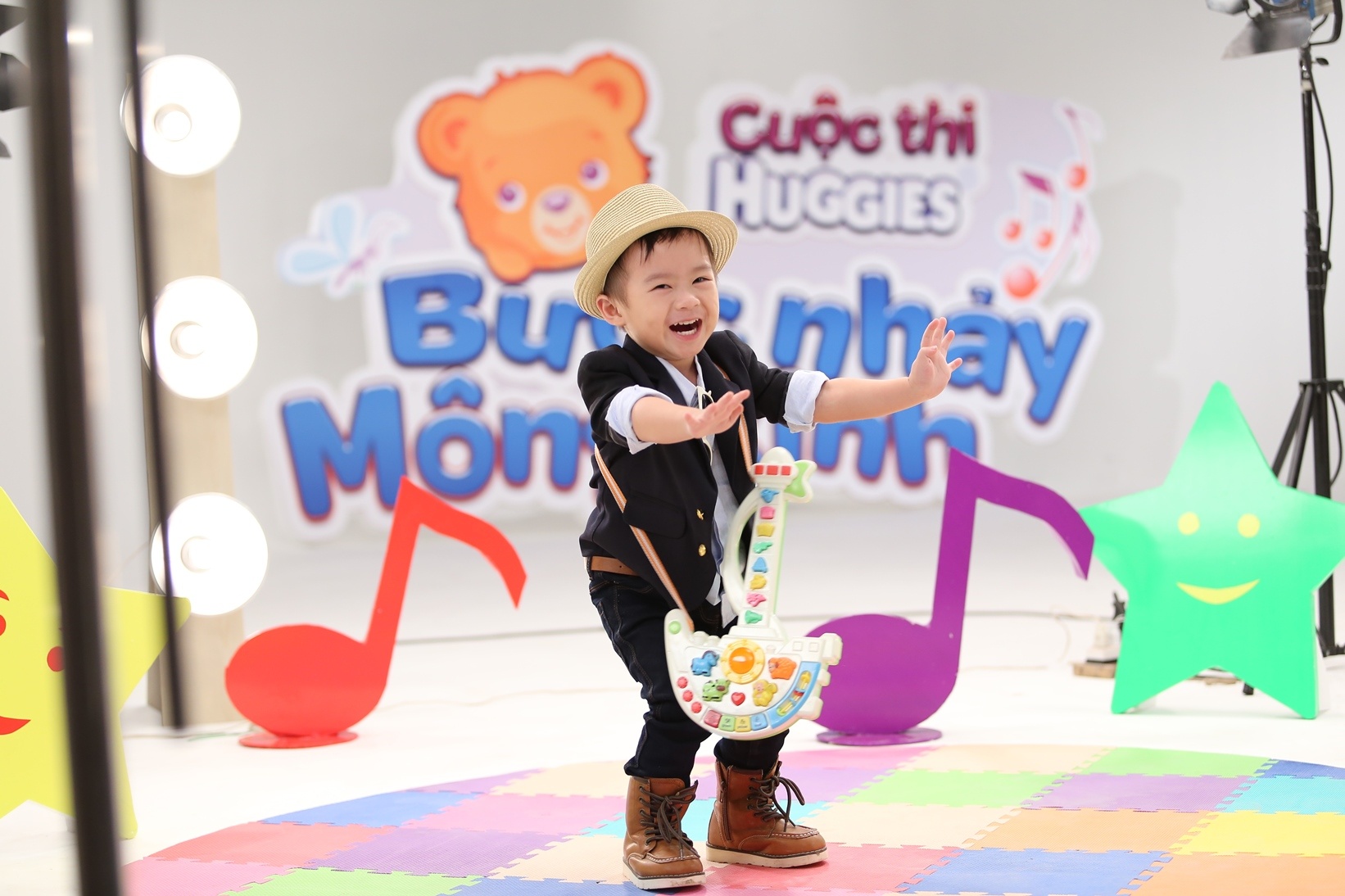 Vị giám khảo nhí này còn không ngần ngại ôm đàn lên trình diễn mẫu.