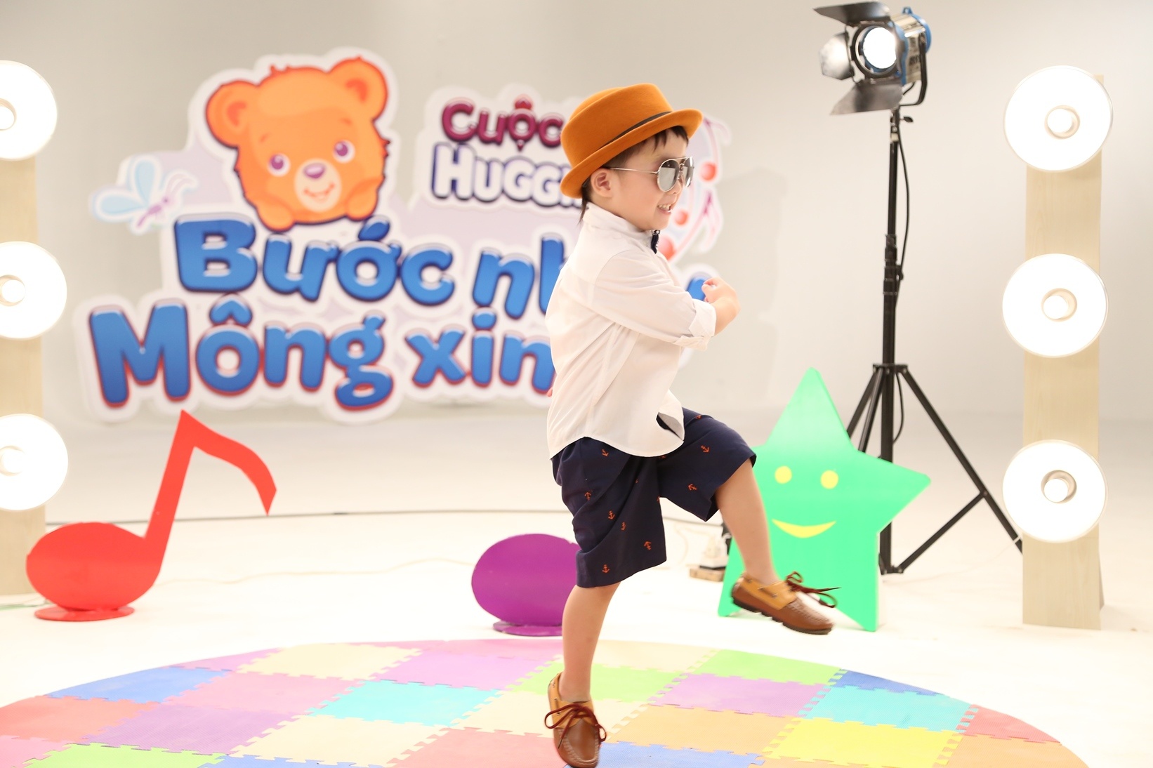 Nhưng ngay sau đó lại trở về đúng vẻ hồn nhiên, nhí nhảnh khi lên sân khấu nhảy theo điệu nhạc.