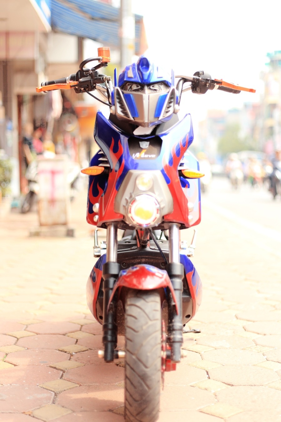 Bộ bodykit mới được với hai màu chủ đạo xanh lam và đỏ. Phần mặt nạ trước của xe miêu tả bộ ngực lực lưỡng của Optimus. Đèn pha cầu lồi độ sáng cao, tượng trưng cho trái tim, cội nguồn năng lượng của robot cũng là biểu tượng cho sức mạnh của chiếc xe.