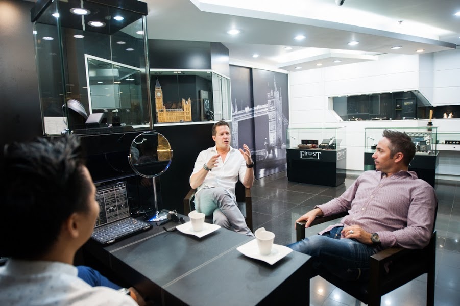 Ong chu SevenFriday thao dong ho cho khach chiem nguong hinh anh