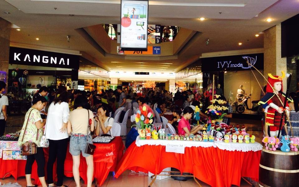 Đặc biệt còn có các gian hàng đồ handmade phong phú, đa dạng để các bạn tha hồ tham quan và mua sắm.