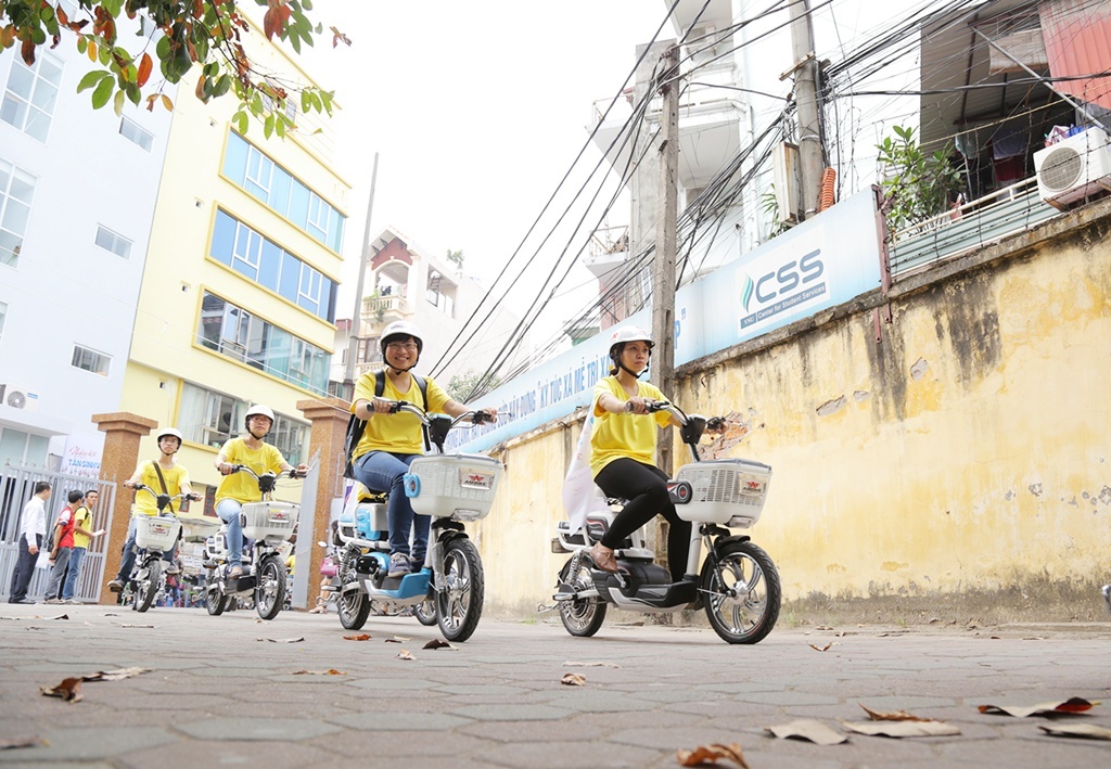 Các tân sinh viên hào hứng và thích thú khi sử dụng phương tiện xe đạp điện thân thiện với môi trường.