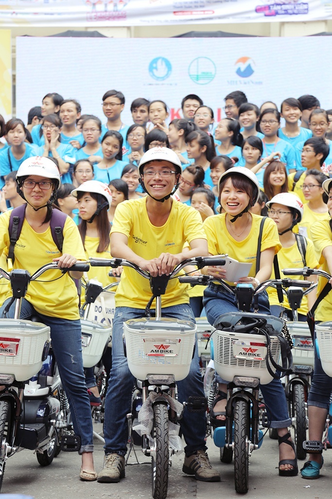 Đoàn xe về đến địa điểm tổ chức đúng thời điểm cắt băng khai mạc ngày hội.