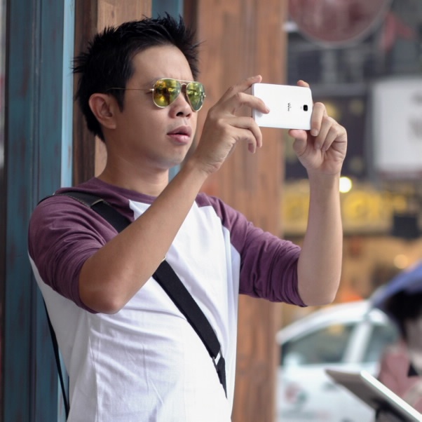 Với Thái Hòa, màu trắng là nền tảng của cân bằng và sáng tạo, anh đặc biệt thích điện thoại trắng.