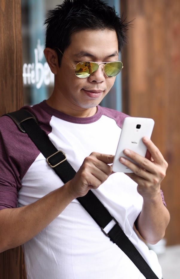 Sau cuộc trò chuyện, Thái Hòa không quên selfie một kiểu cùng chiếc Wiko Bloom mới của mình.