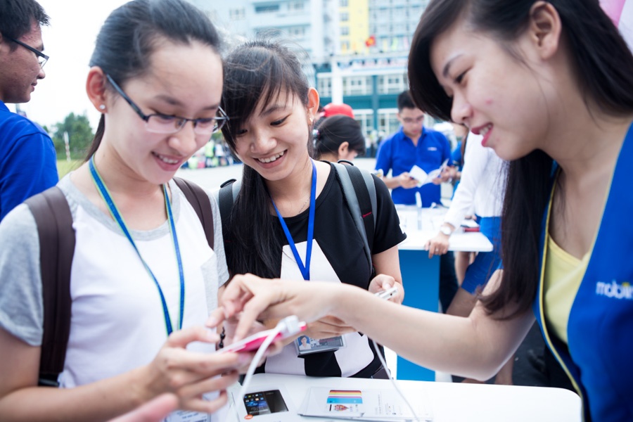 Bạn nữ thích thú đặc biệt với chiếc điện thoại nhiều màu sắc của.