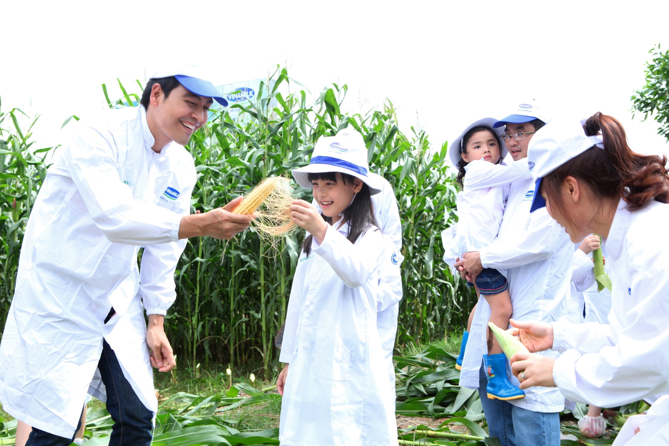 Tan huong mot ngay tai trang trai bo sua chuan quoc te hinh anh