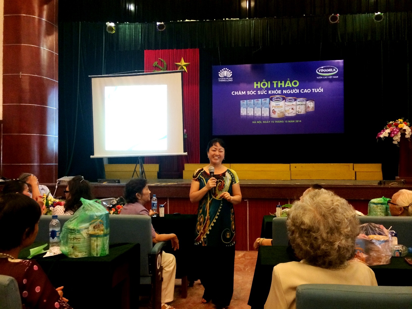 Vinamilk tiep tuc cham soc nguoi cao tuoi phia Bac hinh anh