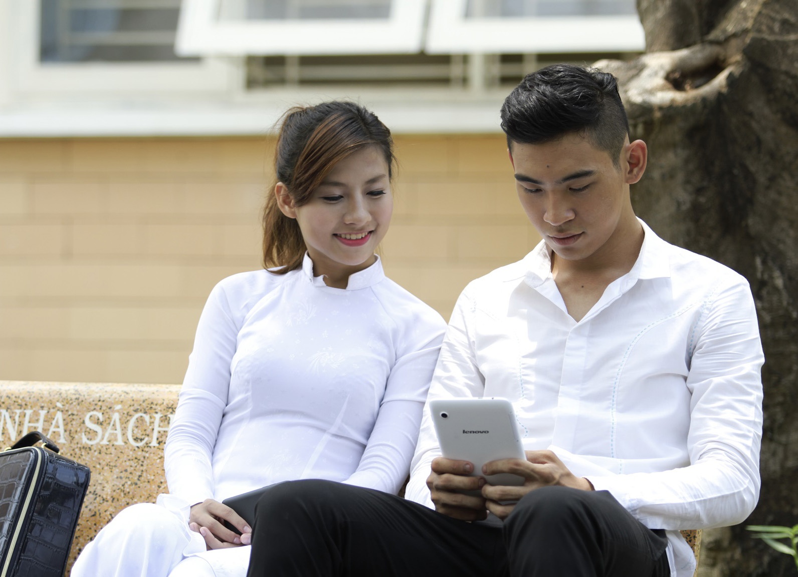 May tinh bang thoi trang, ket noi 24/7 hinh anh