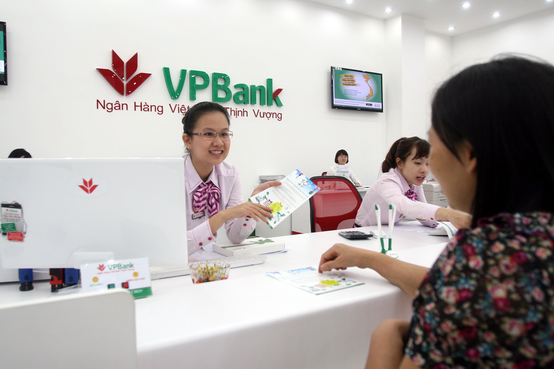 Hon 30.000 phan qua danh tang khach hang mo the tai VPBank hinh anh