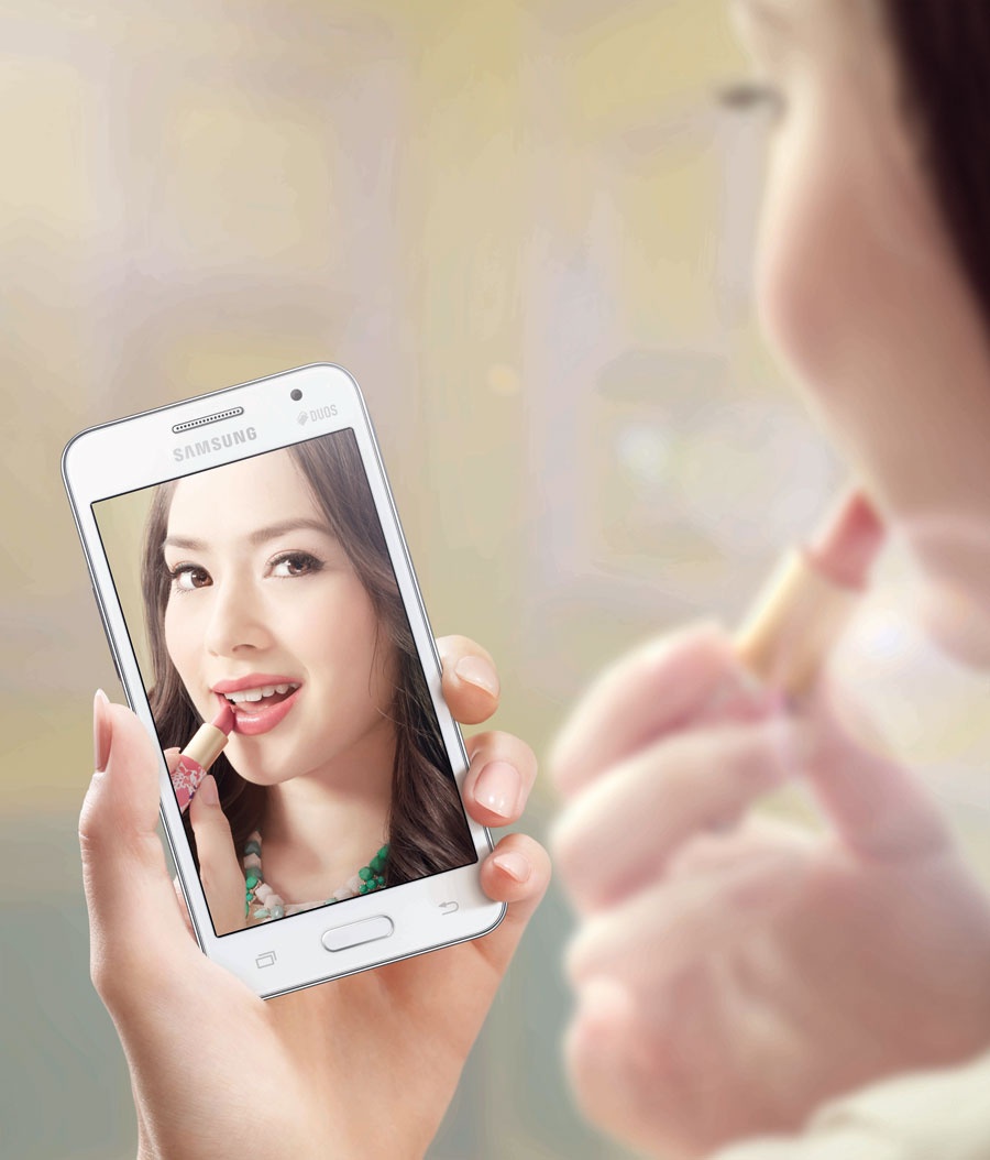 Một chiếc điện thoại có camera trước sắc nét như Samsung GALAXY Core 2 sẽ giúp phái đẹp tút tát nhan sắc nhanh hơn.