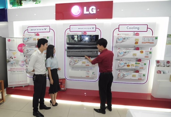 Giá điều hòa Inverter giảm khiến người mua hàng có nhiều lựa chọn hơn.