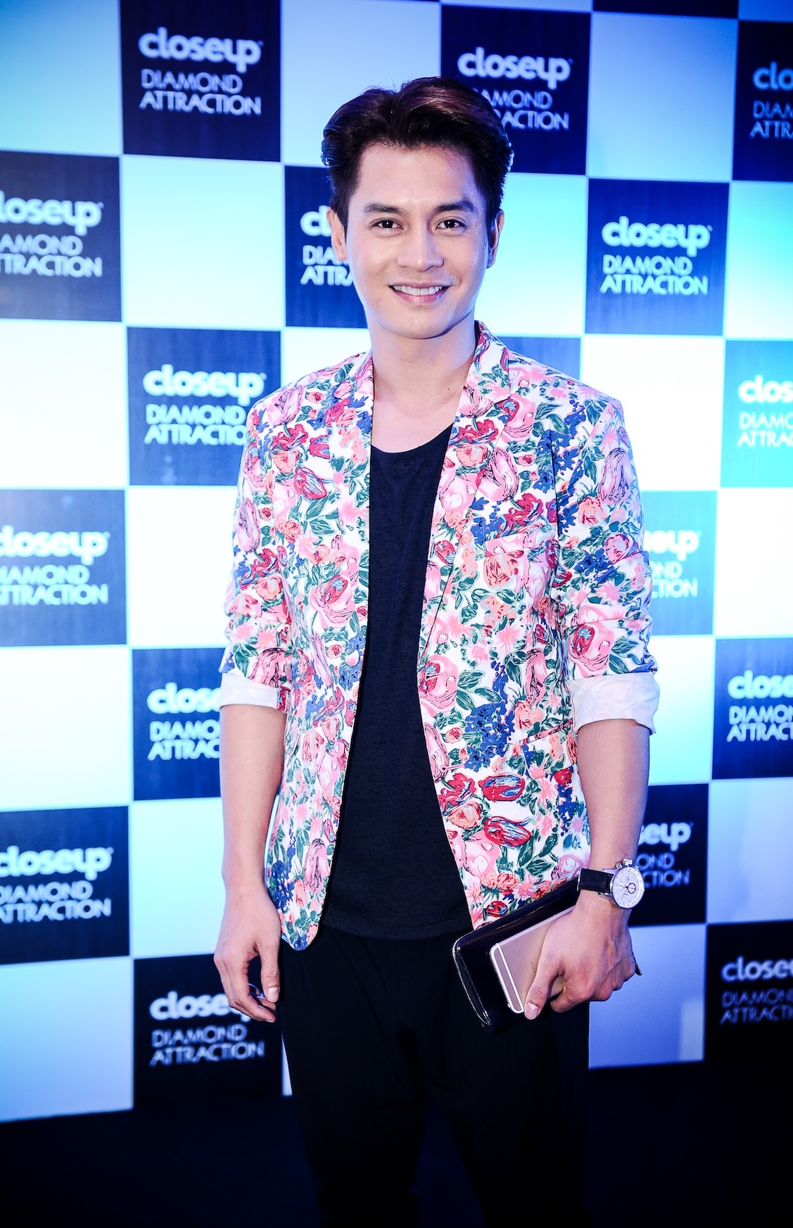 Nam Trung xuất hiện tại sự kiện với áo jacket họa tiết trẻ trung và cá tính. Theo chuyên gia trang điểm tài năng này, nụ cười trắng sáng là điểm nhấn giúp các ngôi sao thu hút mỗi khi xuất hiện trên sân khấu.