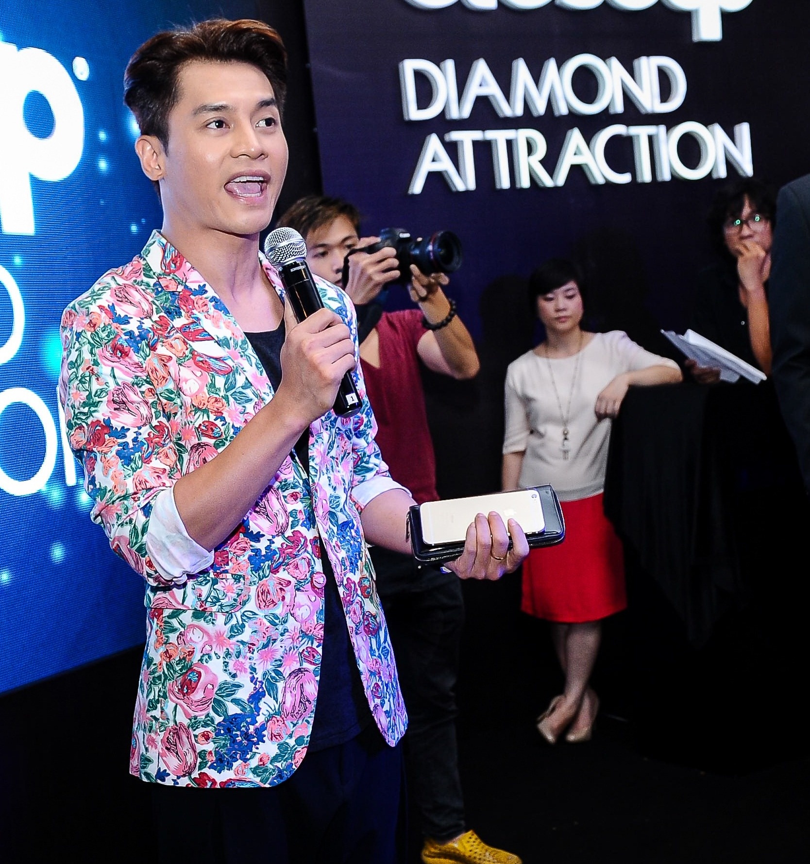 Nam Trung hào hứng chia sẻ về sản phẩm trắng răng lần đầu tiên xuất hiện tại Việt Nam Diamond Attraction. Theo anh, đây là một “vũ khí” trang điểm không thể thiếu trong túi xách các quý cô sành điệu. 