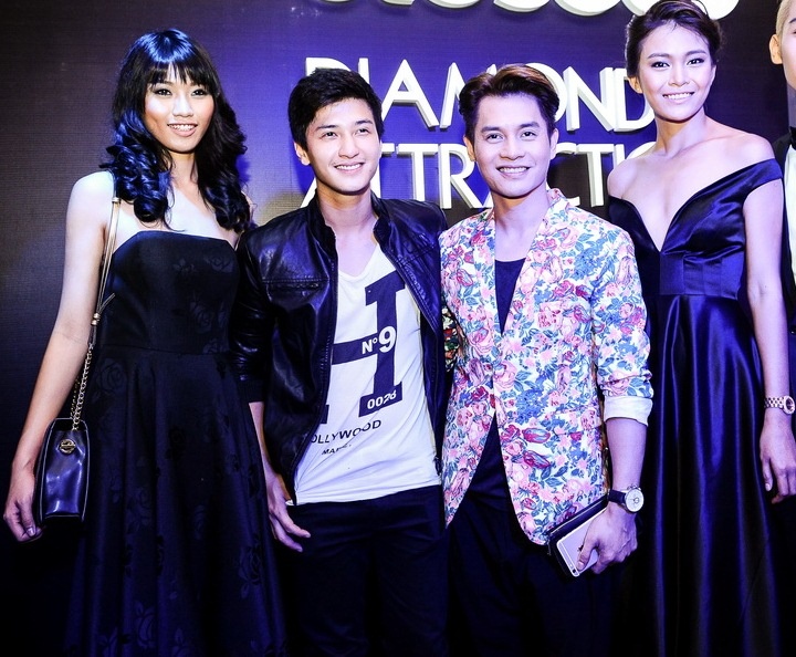 Nam Trung dien ao hoa tiet, noi bat giua dan mau tre hinh anh