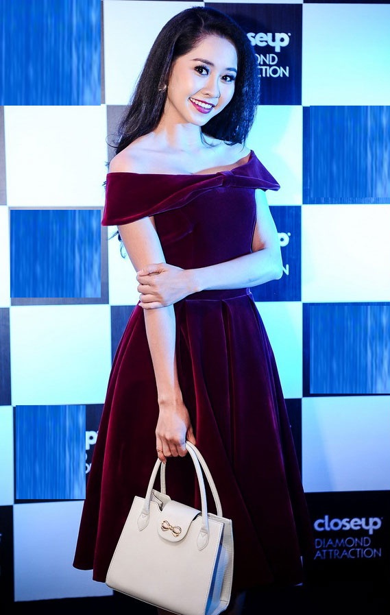    Diễn viên Tường Vi đang tất bật với các show diễn kịch nhưng vẫn tới tham dự sự kiện. Cô tỏ ra hào hứng khi biết đến công nghệ ánh xanh (Blue Light technology), giúp răng trắng lên trông thấy chỉ sau một lần chải và tiếp tục làm trắng dần lên của Closeup. 