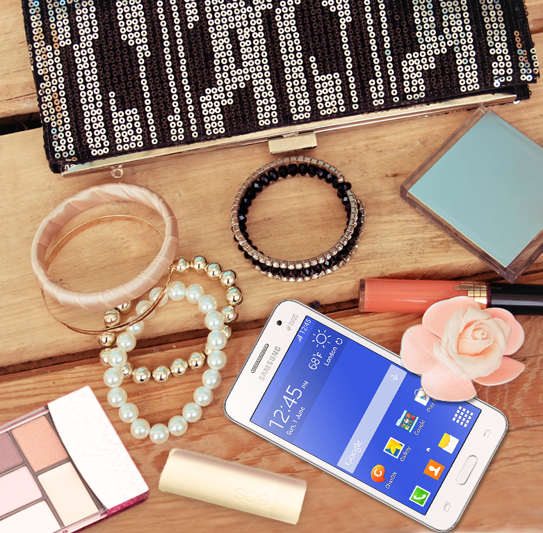 Chỉ với một vài dụng cụ trang điểm đơn giản, bạn gái có thể “tút” lại vẻ ngoài thật nhanh.