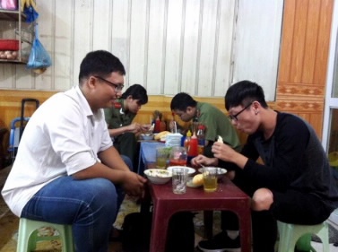 Ăn uống ngoài đường vừa không đảm bảo vệ sinh, vừa tốn kém.