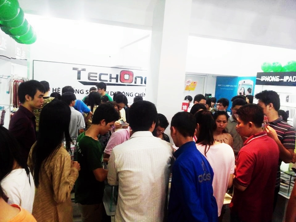 Xep hang cho mua BlackBerry Q10 giam gia 50% hinh anh