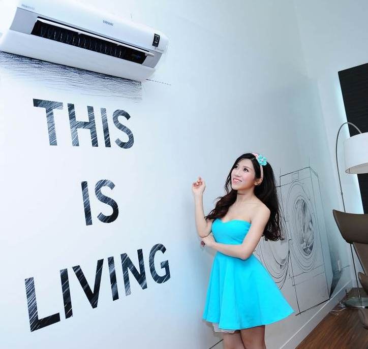 Cô đặc biệt ấn tượng với thiết kế tam diện của máy điều hòa thế hệ mới với thiết kế tam diện.