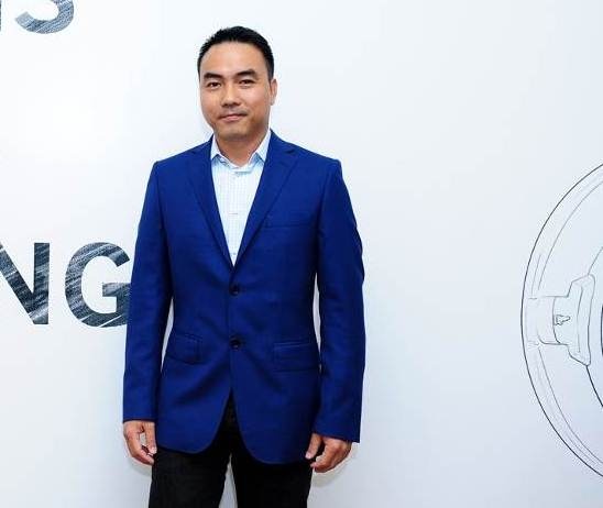  Cao Đông chính là chủ nhân của buổi gặp gỡ này. Doanh nhân ngành nội thất nhiệt tình chia sẻ thông tin về chiếc máy điều hòa thế hệ mới với thiết kế tam diện có khả năng làm mát nhanh, xa và rộng hơn. Anh cũng không quên tư vấn cách bố trí những thiết bị điện tử gia dụng sao cho hài hòa và phong cách.