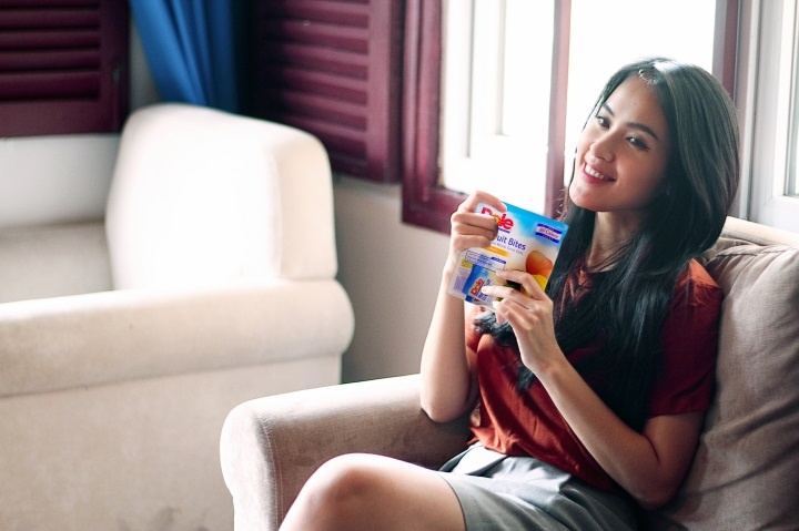    Trái cây phủ sữa chua và yến mạch của Dole là món ăn vặt ưa thích của Tú Vi.