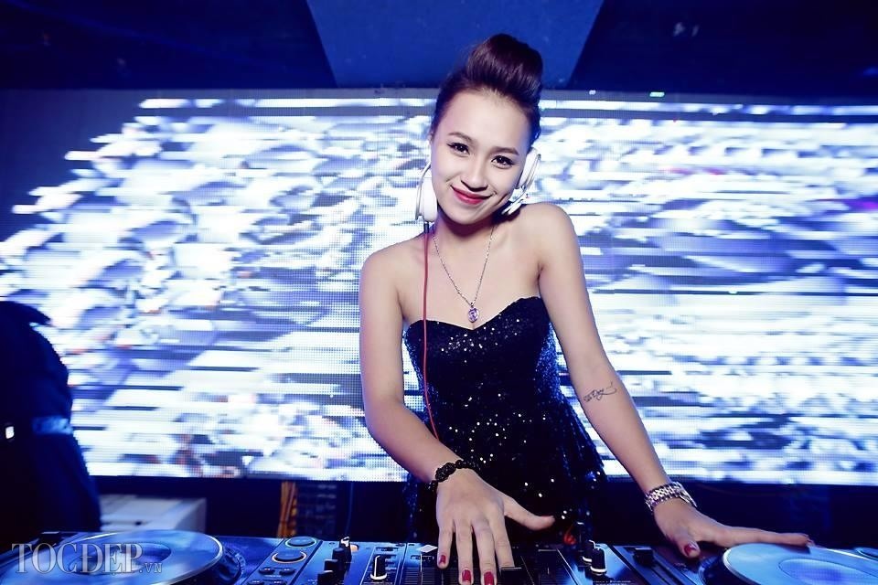 DJ xinh dep Ha thanh xuat hien trong phim tai lieu hinh anh