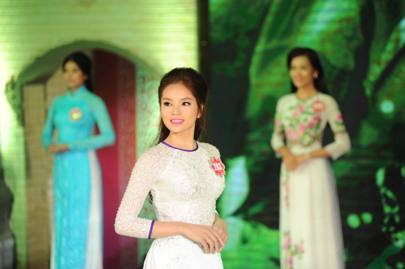   Nét đặc trưng của người con gái Bắc Bộ càng được thể hiện rõ hơn trong phần trình diễn trang phục áo dài.