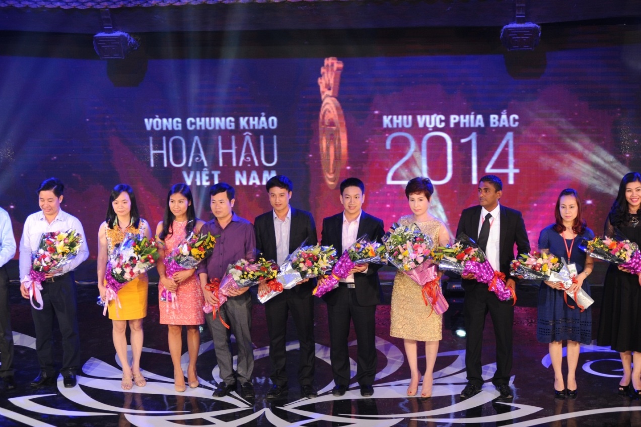     Đại diện nhà tài trợ - nhãn hàng Sắc Ngọc Khang lên nhận hoa từ BTC.