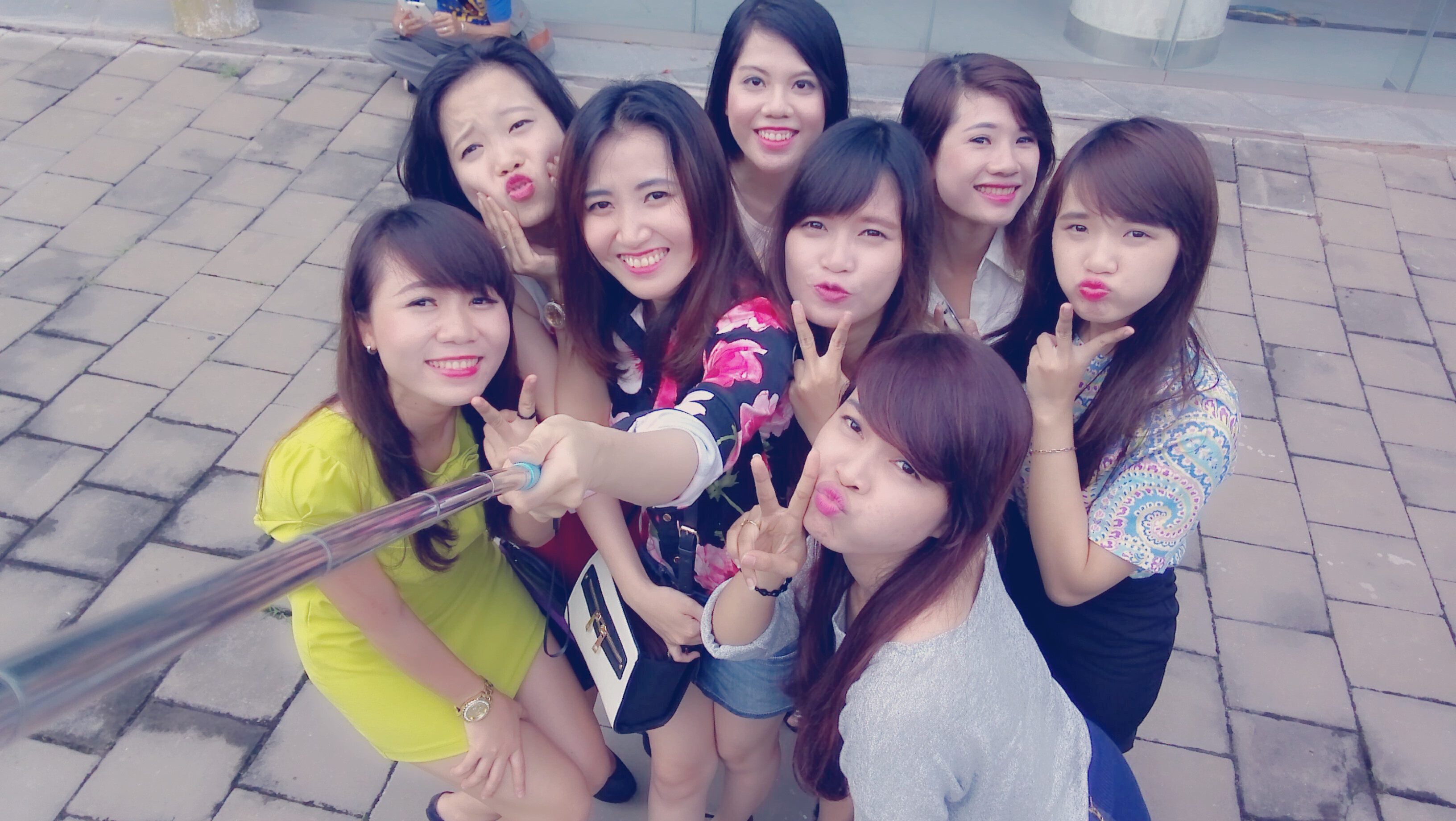 Thùy Dung chụp ảnh với bạn bè cùng chiếc điện thoại mới của mình.