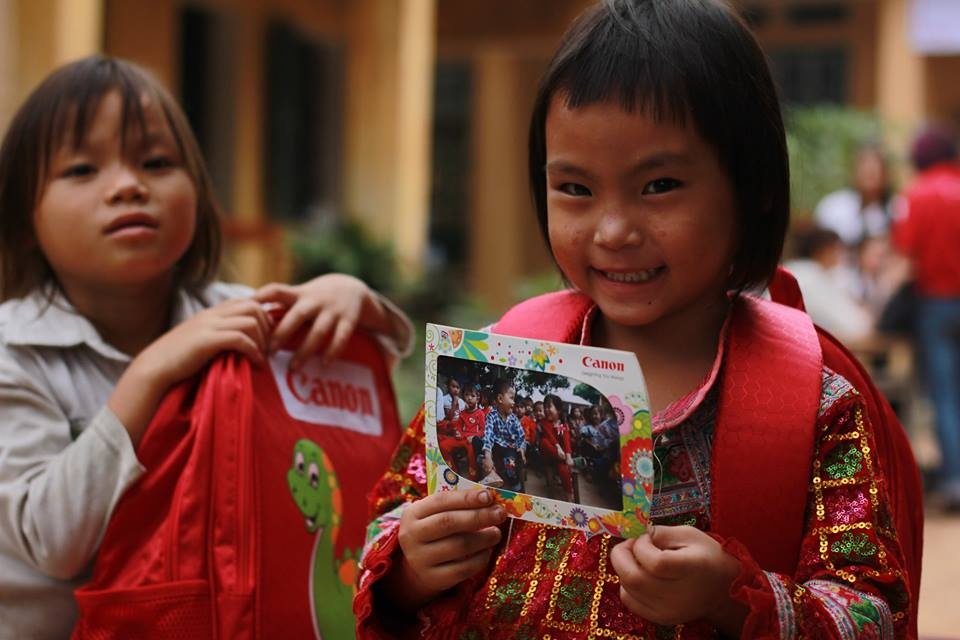 Net hon nhien cua tre em vung cao qua ong kinh 9x hinh anh