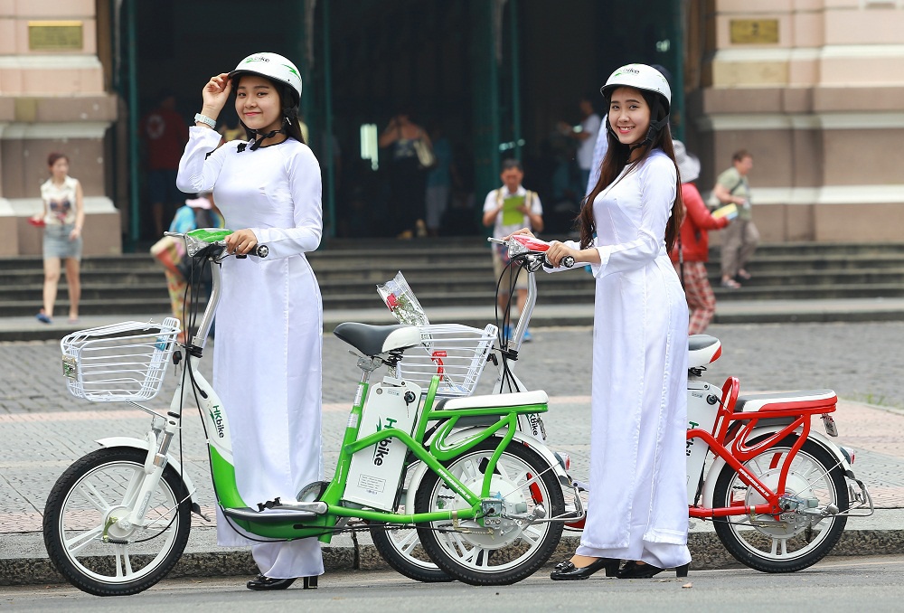 Nu sinh TP.HCM de thuong ben xe dap dien hinh anh