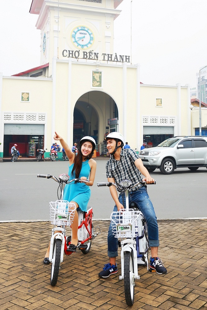 Người Sài Gòn chọn lựa giải pháp đi xe điện cho tiết kiệm.