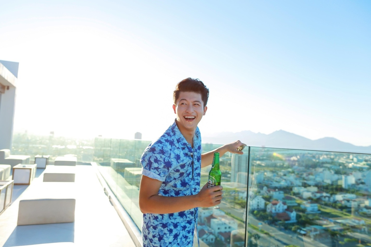 Harry Lu từng chia sẻ “Người tạo được sự hấp dẫn thì chắc chắn không chỉ thu hút người khác bởi vẻ bề ngoài, mà phải bằng kiến thức, phong thái và cả việc họ chinh phục ước mơ như thế nào”. Phương châm sống của Harry là Attitude determines altitude (Thái độ quyết định thành công). Nhờ nỗ lực đó, anh nhanh chóng được khán giả biết đến và yêu mến chỉ sau một thời gian ngắn gia nhập làng giải trí. 