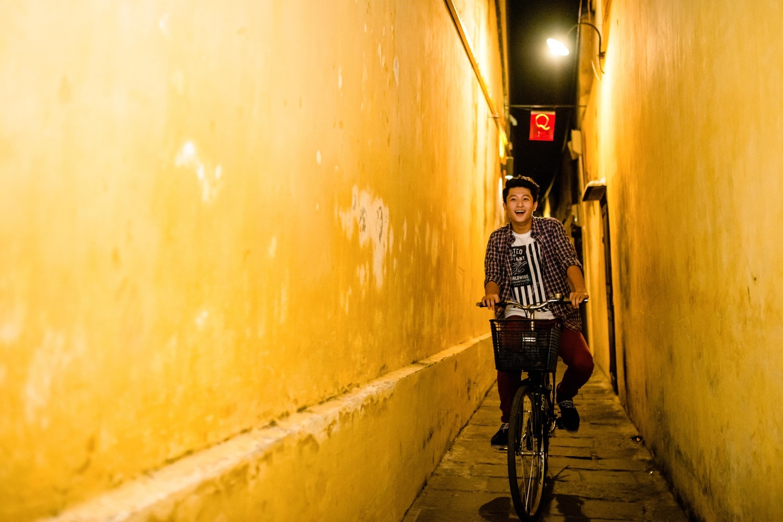   Thế giới thay đổi từ những điều nhỏ nhất, những hành vi đơn giản nhất và bởi những người dám bước ra khỏi nhịp sống quen thuộc, ngắm nhìn thế giới và khám phá. Khi cuộc sống dần đi vào lối mòn, ai cũng có thể tự mở ra cho mình một hành trình để trải nghiệm những điều mới mẻ như Harry Lu. Đó là lý do giúp cuộc thi ảnh “Khám phá thành phố của thế giới” đang thu hút hàng ngàn bạn trẻ tham dự. Bạn cũng có thể tham gia hành trình này bằng cách chụp ảnh với Heineken tại chính thành phố của mình và gửi về email nguoidanduongheineken@gmail.com. Những người chiến thắng sẽ trở thành Người Dẫn Đường của thành phố và nhận được phần thưởng đẳng cấp quốc tế từ chương trình. Hà Mỹ Giang