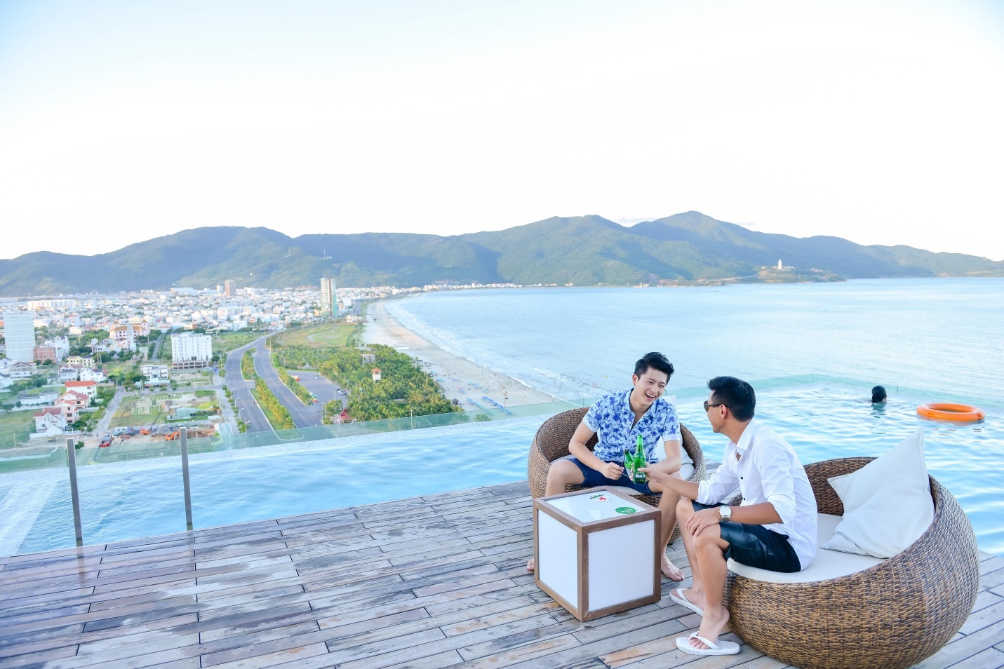   Sau mỗi dự án nghệ thuật, nam diễn viên Thần tượng thường dành thời gian đi du lịch để lấy lại cảm hứng cho cuộc sống của mình. Khác với đa số bạn trẻ, Harry Lu thích khám phá những thành phố thân thuộc của Việt Nam. Anh cho rằng để là mình, để phát triển, để thấy cuộc sống tràn đầy ý nghĩa, bản thân mình phải luôn tự mở ra những chân trời mới.  