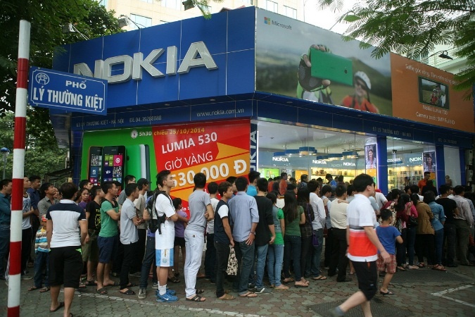 Hang tram nguoi xep hang mua Lumia 530 giam gia hinh anh