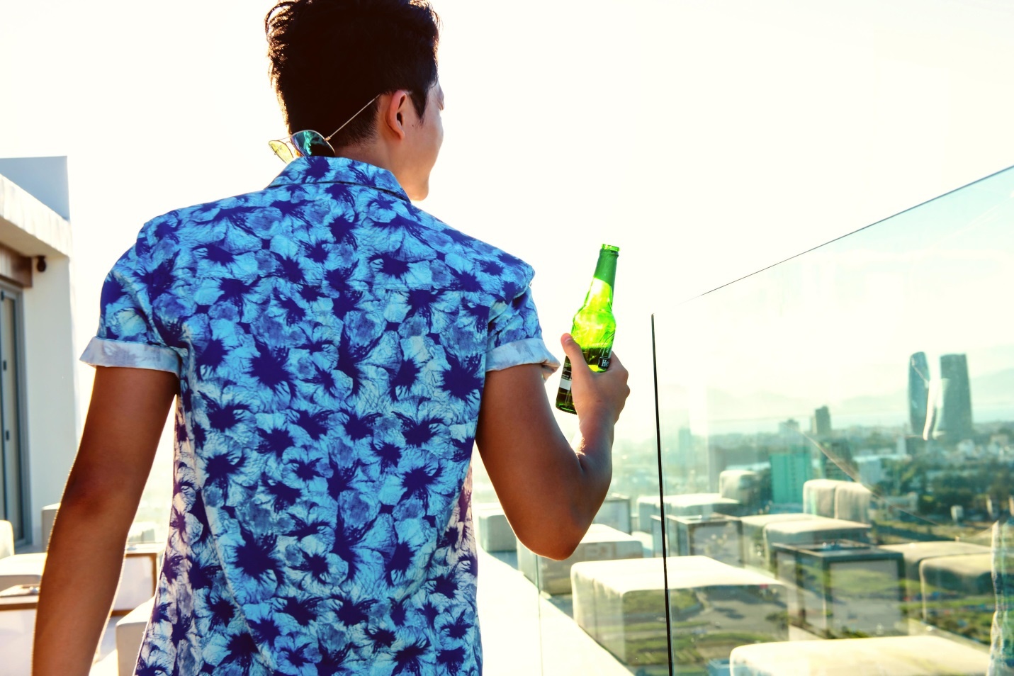 Trong chuyến du ngoạn Đà Nẵng mới đây, Harry Lu vô cùng hào hứng khi phát hiện ra không gian độc đáo, khoáng đạt của A La Carte Bar. Đứng trên tầm cao của tòa nhà, phóng tầm mắt ra bãi biển rộng lớn, nam diễn viên tận hưởng cảm giác thư giãn tuyệt đối. 