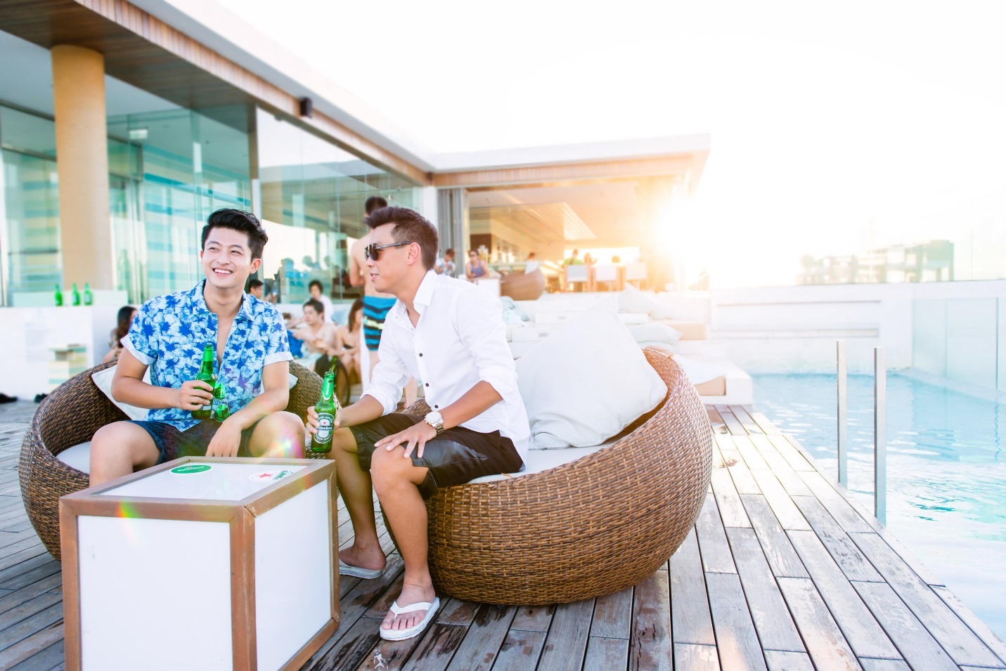   Harry cũng không quên rủ vài người bạn thân thưởng thức chai bia Heineken mát lạnh, sảng khoái ngay tại bể bơi vô cực trên sân thượng.