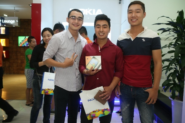      Những người may mắn  đều được nhận máy ngay sau đó.