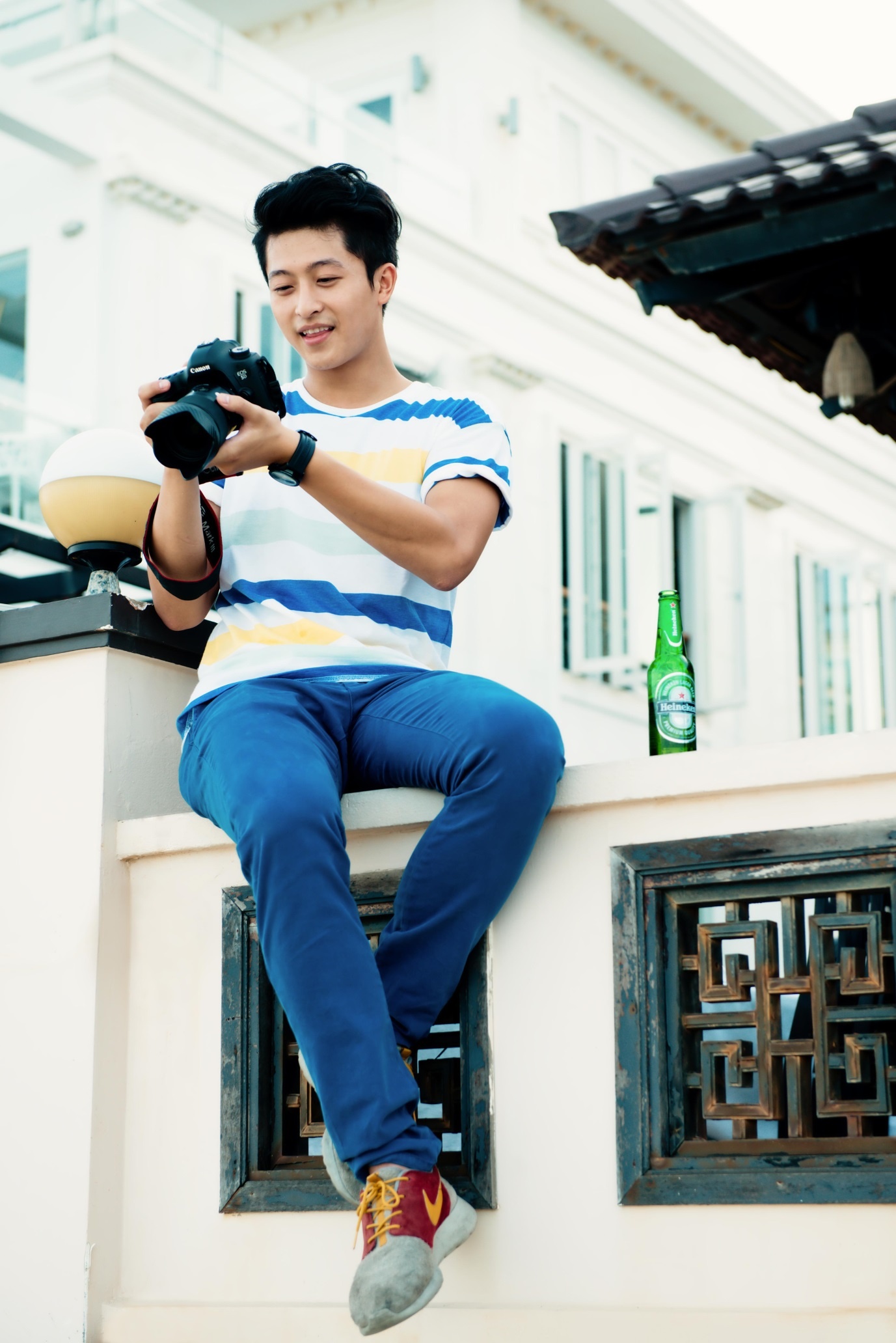  Từng đến Đà Nẵng nhiều lần, nhưng mỗi chuyến đi lại mang đến cho Hary Lu những cảm nhận mới mẻ. Anh không ngại trải nghiệm bữa trưa tại một nhà hàng mới hay ngắm nhìn toàn cảnh thành phố biển từ một góc mang đậm dấu ấn của bản thân. 