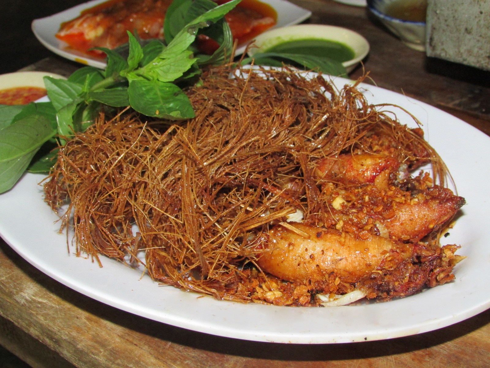 Mực trứng núp lùm.