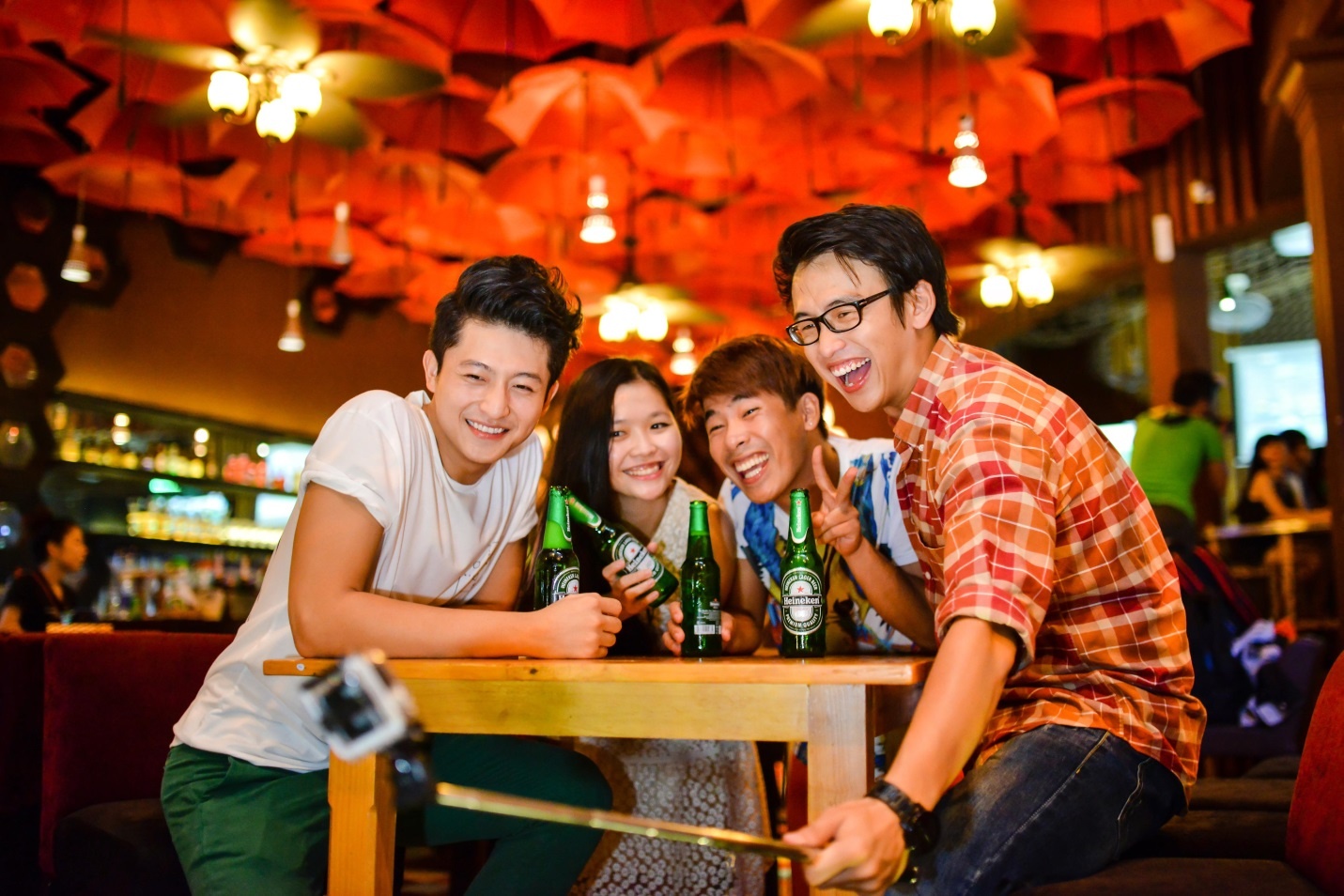     Giống như hầu hết bạn trẻ khác, Harry Lu thích tụ tập cùng bạn bè vào buổi tối. Vài chai bia lạnh, âm nhạc vui vẻ ở OQ đủ khiến cả nhóm có một cuối tuần xả hơi đúng nghĩa.