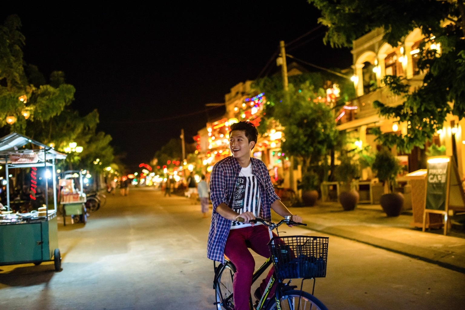     Vốn là người thích trải nghiệm những cảm giác mới, Harry Lu còn nảy ra ý tưởng mượn một chiếc xe đạp để dạo quanh phố cổ Hội An. 